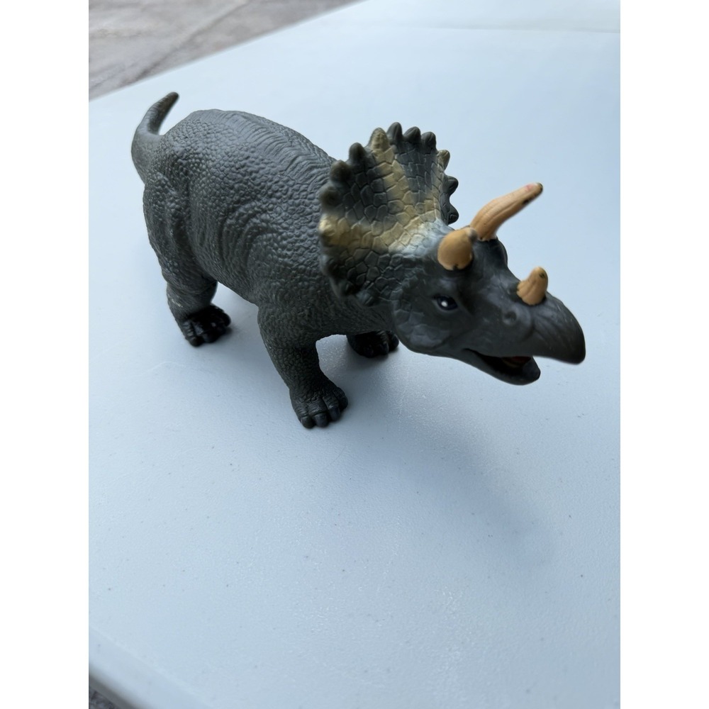 Triceratops Dinosaur Figure Figurine 2010 Mojo